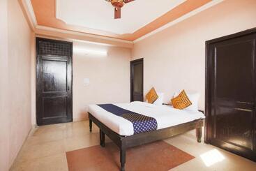 ホテル Spot On 75328 Sanrac Residency