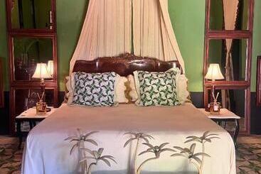 هتل Coqui Coqui Meson De Malleville Valladolid