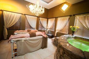 בית מלון כפרי Emoya Basotho Lodge