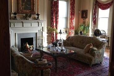 تختخواب و صبحانه Burke Mansion