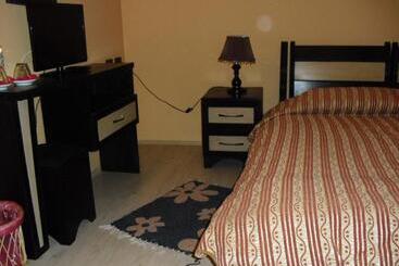 בית מלון כפרי Guest House Bujtina Leon