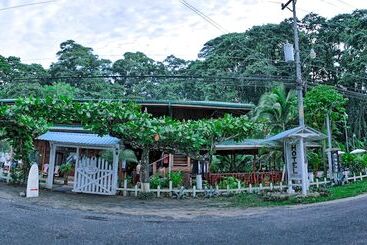 ホテル La Isla Inn