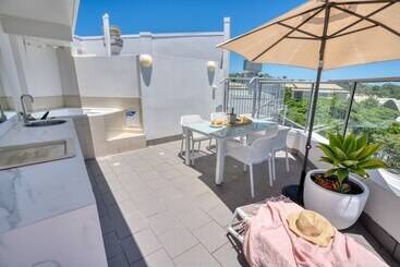 آپارتمان On The Beach Noosa Resort