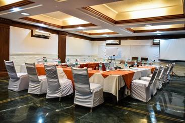 호텔 Rnb Select Blooms And Resort