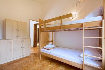 هاستل Pirate Backpackers