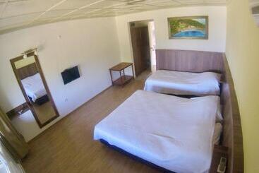 בית מלון כפרי Rainbow Bay Ozdere Beach