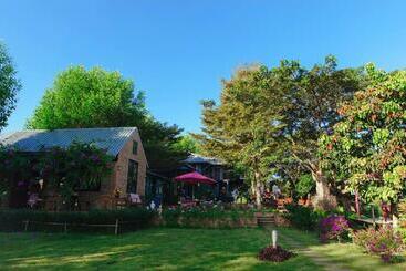 تختخواب و صبحانه Gumbie House