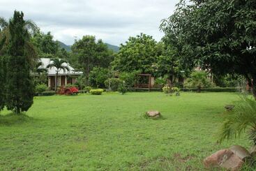 호텔 Baan Phuthadol