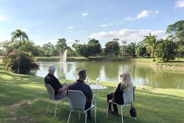 בית מלון כפרי Baan Suan Khun Ta And Golf Resort