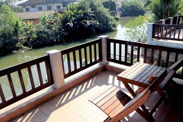 Отель Baanrimnam Resort Trat