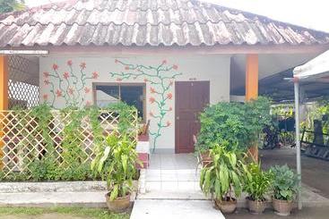 هتل Deng S Kamala Beach Guesthouse