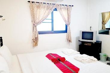 هتل Deng S Kamala Beach Guesthouse