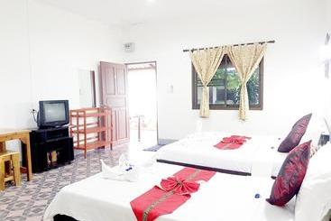 هتل Deng S Kamala Beach Guesthouse