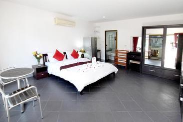 هتل Deng S Kamala Beach Guesthouse