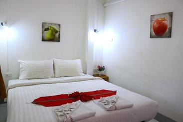 هتل Deng S Kamala Beach Guesthouse