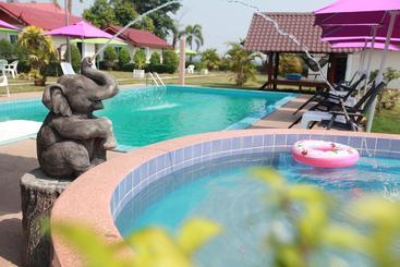 בית מלון כפרי Moon River Resort