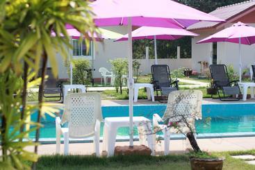 هتل Moon River Resort