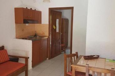 هتل Little Bay Apartments