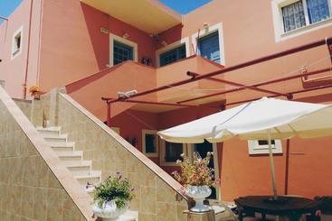 هتل Yanna's Apartments Vacation Homes