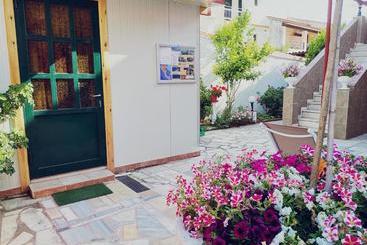 هتل Yanna's Apartments Vacation Homes