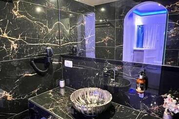 هتل آپارتمان Anezina Villas