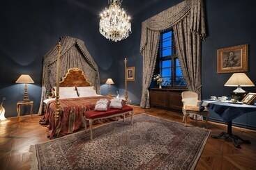 Отель Chateau Loucen Garden Retreat