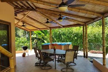 בית מלון כפרי Manoas