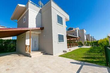 Paradise Town Villa Cordelia