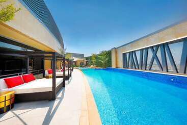 Alrayyan Hotel Doha, Curio Collection By Hilton