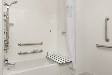 هتل Hampton Inn North Olmsted Cleveland Airport