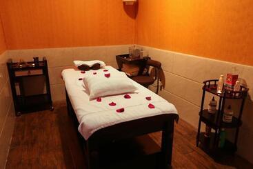 هتل Royal Grand Suite