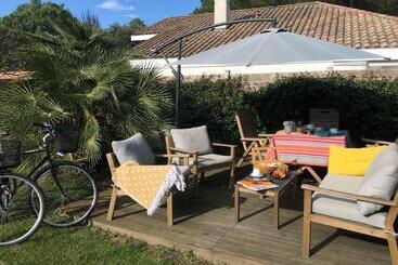 تختخواب و صبحانه Aux Sources D'hossegor