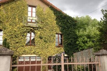 تختخواب و صبحانه Chambres D'hôtes Des 3 Rois