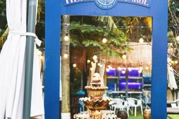 Leisure Cove Hotel & Apartments