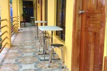 پانسیون Moalboal Tropics