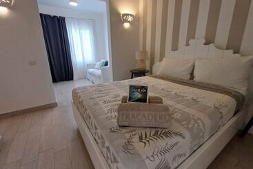 Отель TRACADERO Beach Club & Holidays Rentals