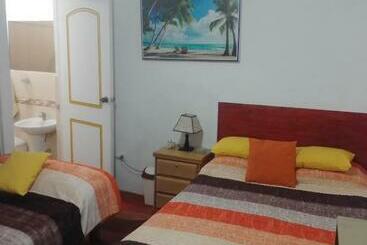 ユースホステル Hostal Merlin Punta Hermosa