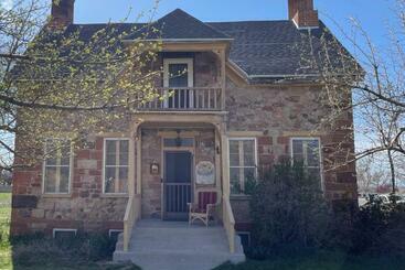 تختخواب و صبحانه Bishop Partridge Wives House