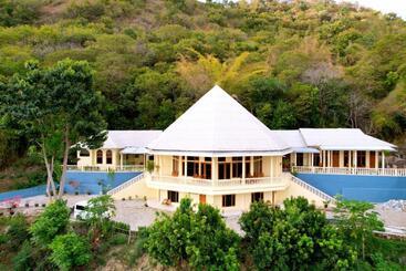 Frans Bernadus Hotel And Resto