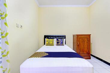 בית מלון כפרי Spot On 93007 Guest House Lestari