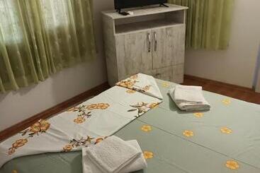 펜션 La Prietenicu