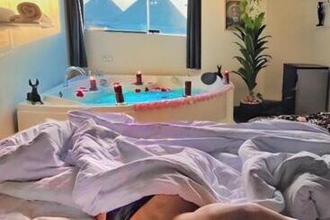 هتل آپارتمان Jacuzzi Pyramids View 5