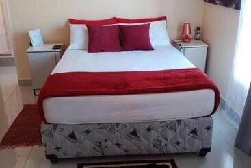 تختخواب و صبحانه Ngwane Park Guest House