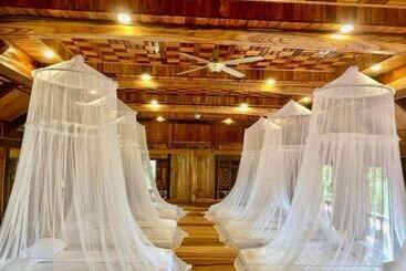 호텔 Homestay Khánh đang