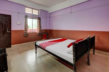 בית מלון כפרי Oyo Flagship Golden Crown Plaza