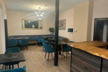 הוסטל Aneton Garni