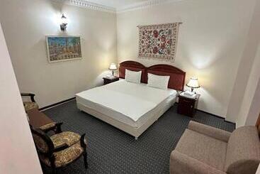 酒店 Shoxtut Boutique