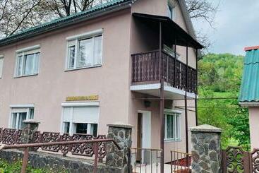 هاستل над річкою