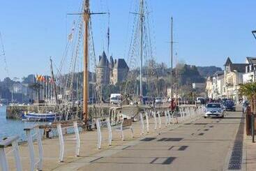 تختخواب و صبحانه Le Clos De La Hourserie