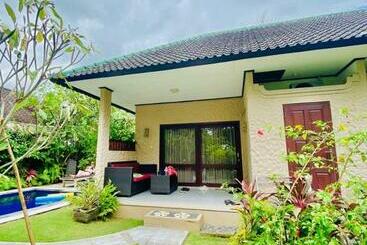 פנסיון Ulami Guest House Tejakula